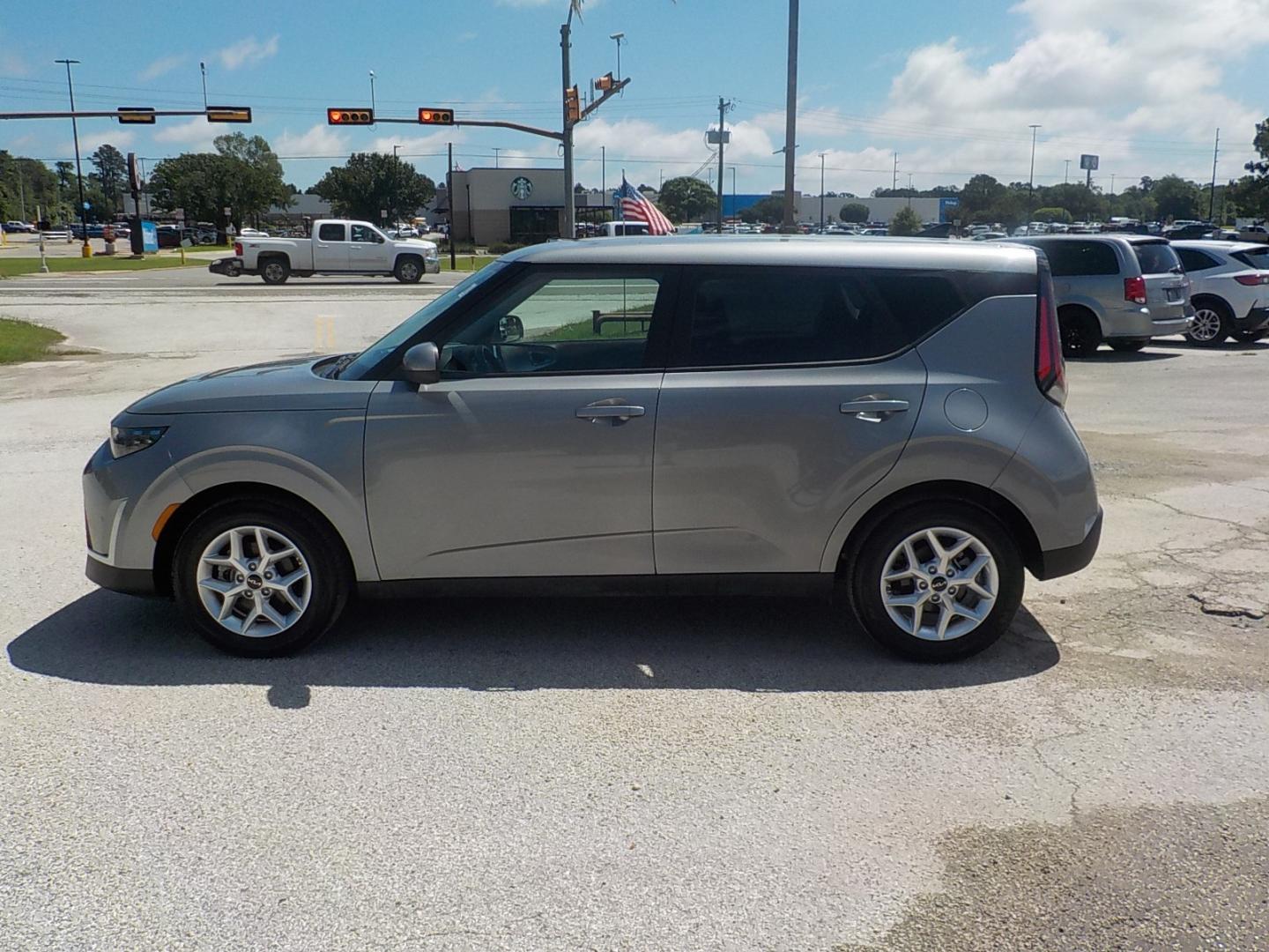 2023 Gray /Black Kia Soul (KNDJ23AU6P7) with an 4 CYL engine, CVT transmission, located at 1617 W Church Street, Livingston, TX, 77351, (936) 327-3600, 30.710995, -94.951157 - ONE OWNER!! LOW MILES!! - Photo#4